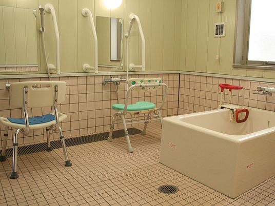 バリアフリー設計の浴室