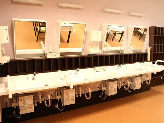 広々とした洗面台の並び