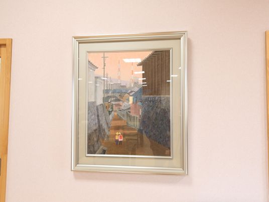 絵画が飾られた壁