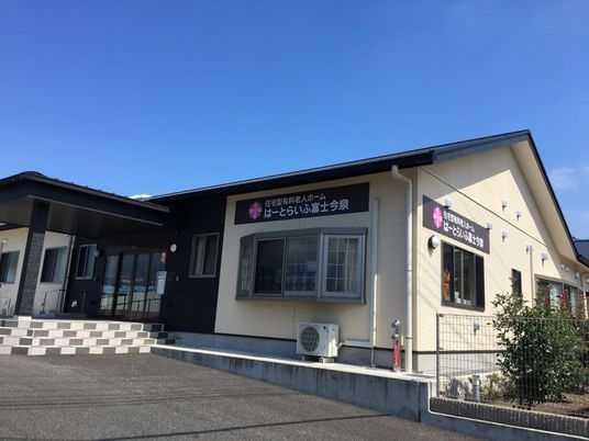 明るい日差しの外観