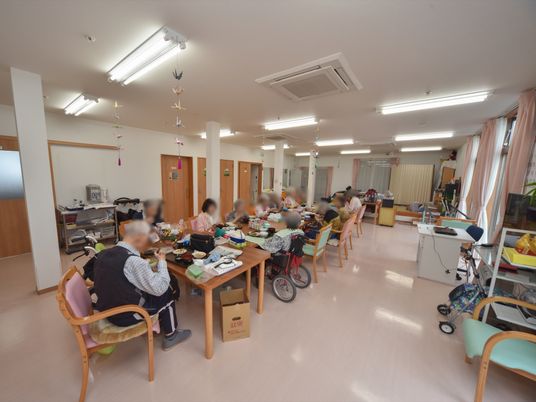 共用スペースでの食事風景