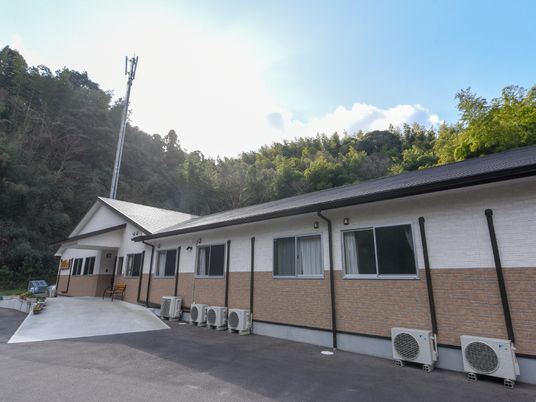 屋外の建物と自然の背景