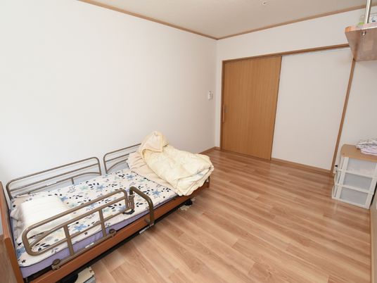 シンプルな居室の一角