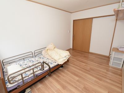 シンプルな居室の一角