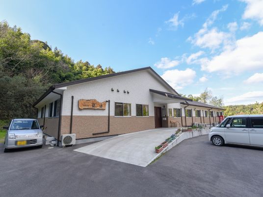 自然に囲まれた建物正面