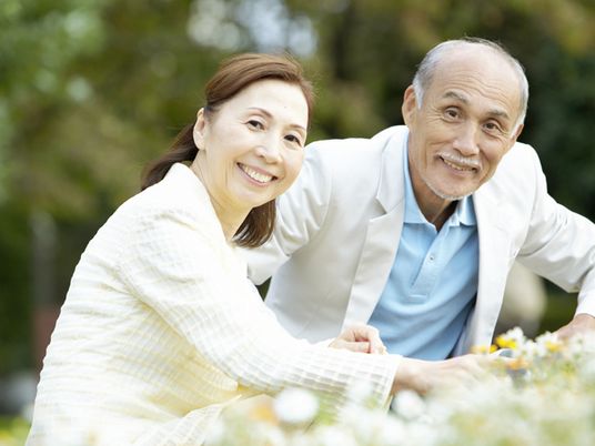 笑顔の二人、自然豊かな場所