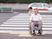 車椅子の男性と少女