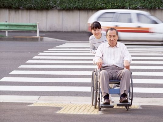 車椅子の男性と少女