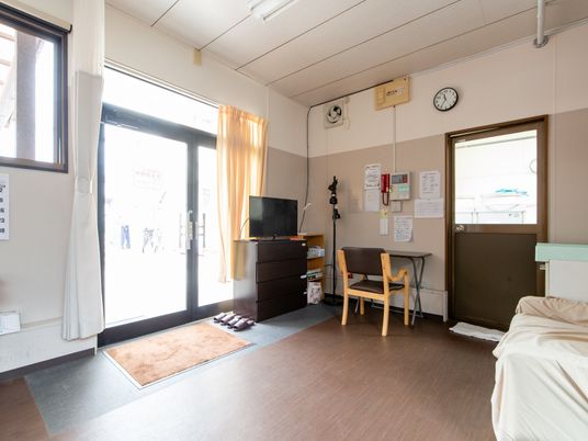 明るい居室の一角