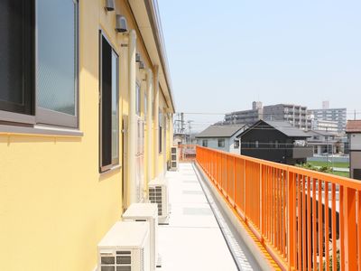 明るい廊下の一部