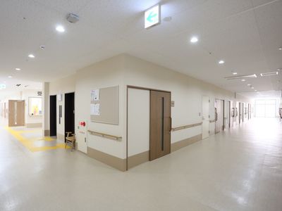 広々とした明るい廊下