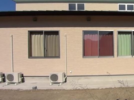 施設の外壁と窓