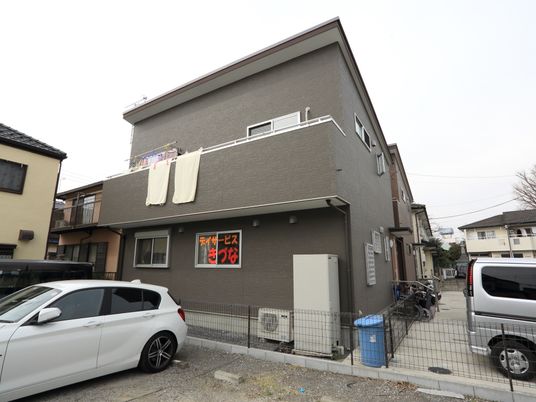 灰色の建物外観