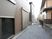 建物と砂利の通路