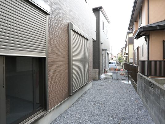 建物と砂利の通路