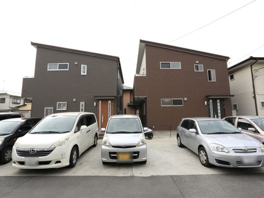 茶色い外壁の建物群