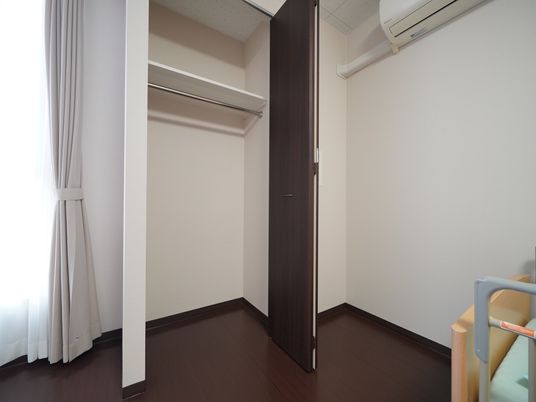 シンプルな居室の角
