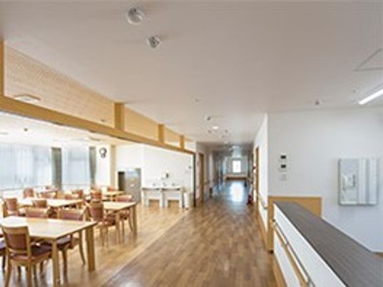 明るく広々とした食堂