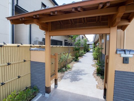 和風のエントランス通路