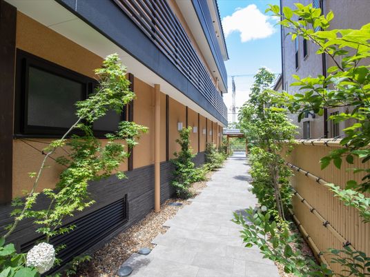 緑あふれる清潔な通路
