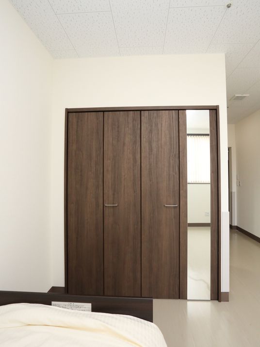 居室の木製クローゼット
