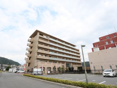 大きな建物の外観