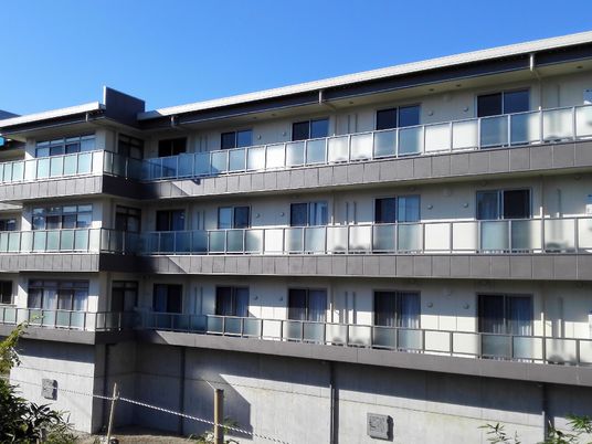 晴れた日の建物外観