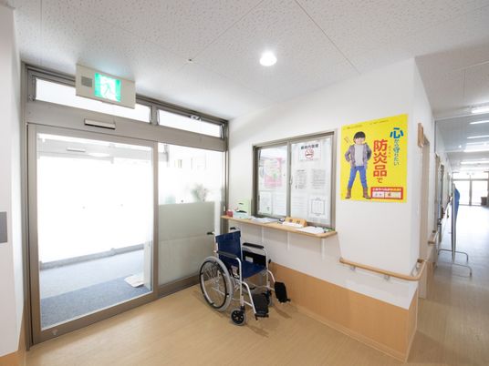 車椅子の置かれた廊下