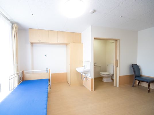 居室のベッドとトイレ