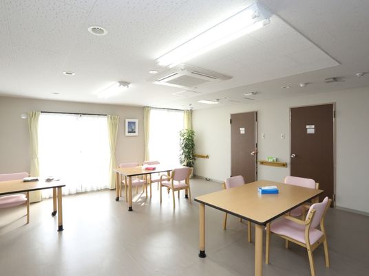 明るい居室の様子