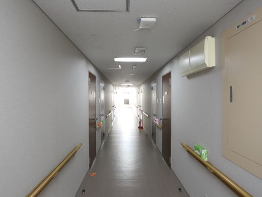 明るく清潔な廊下