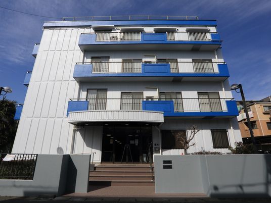 青いアクセントの建物外観