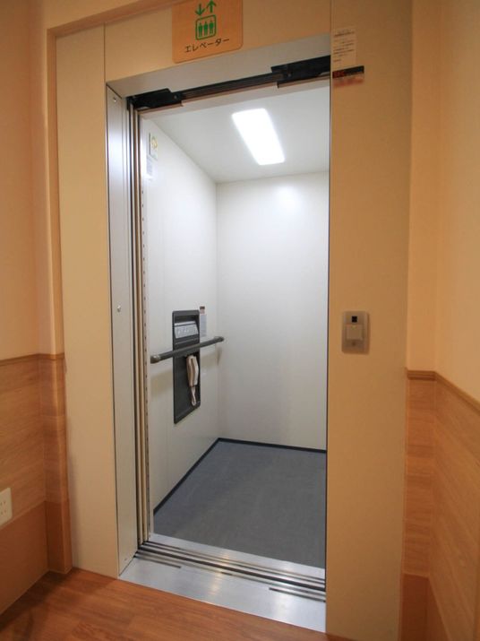 エレベーターの入口