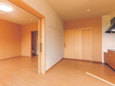 明るい木目調の居室
