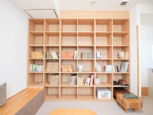 明るい居室の書棚