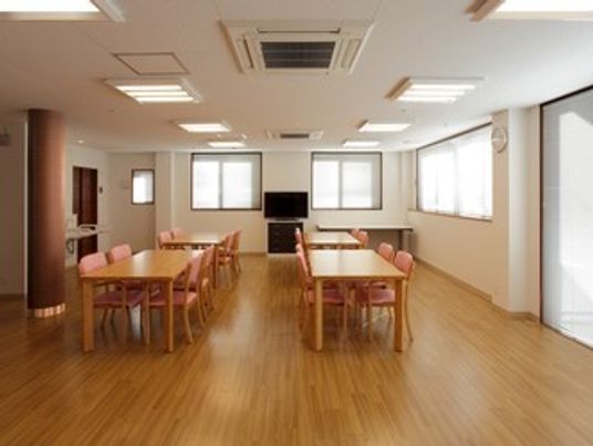 広々とした明るい食堂