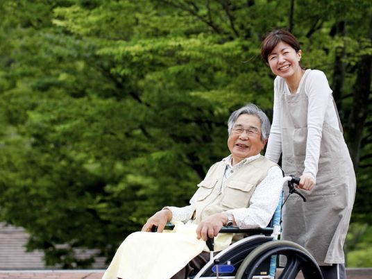 笑顔のおばあさんとスタッフ