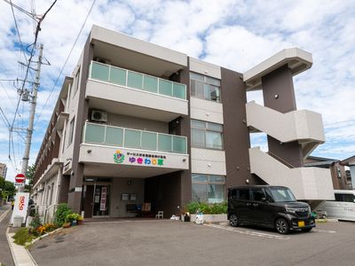 明るい施設の外観