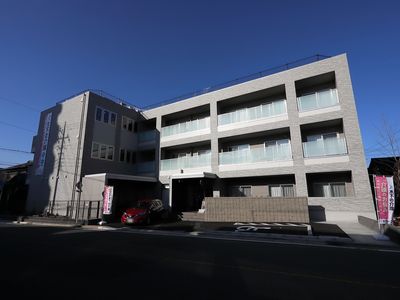 現代的な外観の建物