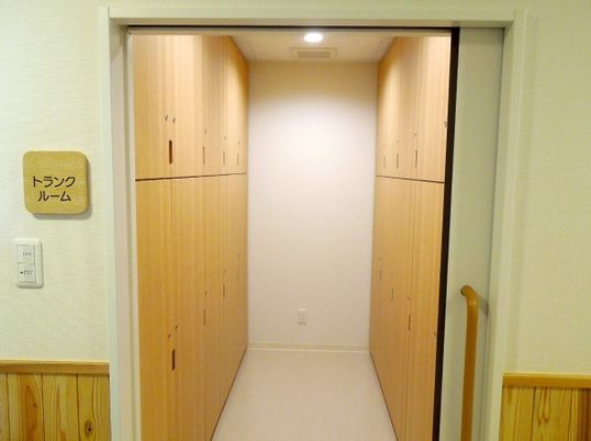 廊下の端正な木目調