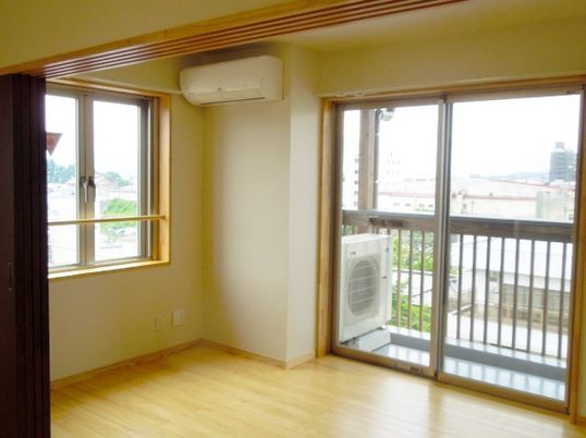 明るい居室の一角
