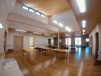  広々とした明るい食堂  
