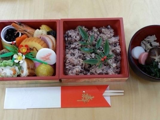 お祝いの特別な食事風景