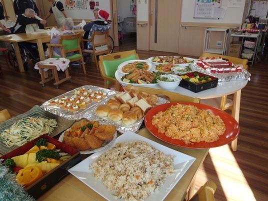 料理が並ぶイベント会場