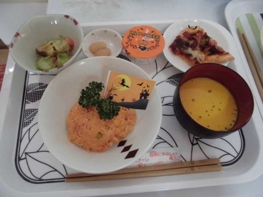 配膳された美味しそうな食事