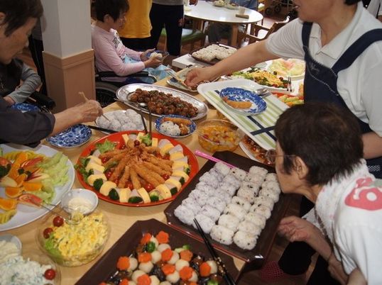 食事の時間のダイニング
