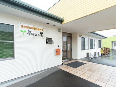 エントランス正面の外観