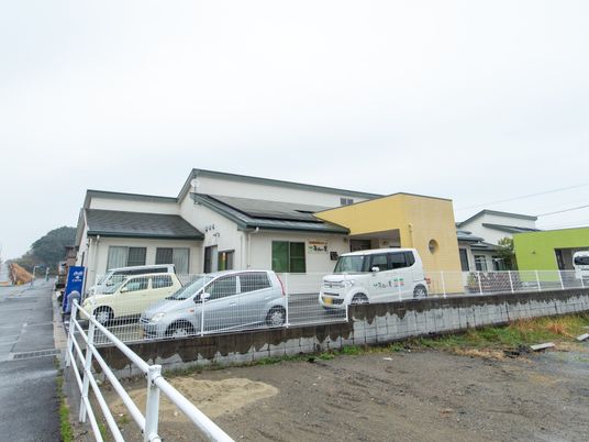 広々とした施設外観