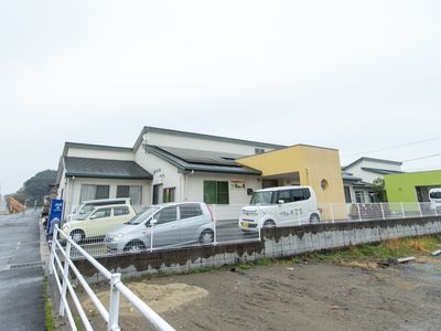 広々とした施設外観