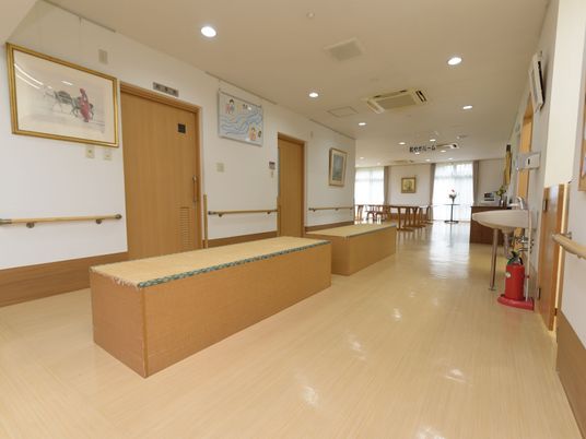 広々とした明るい廊下